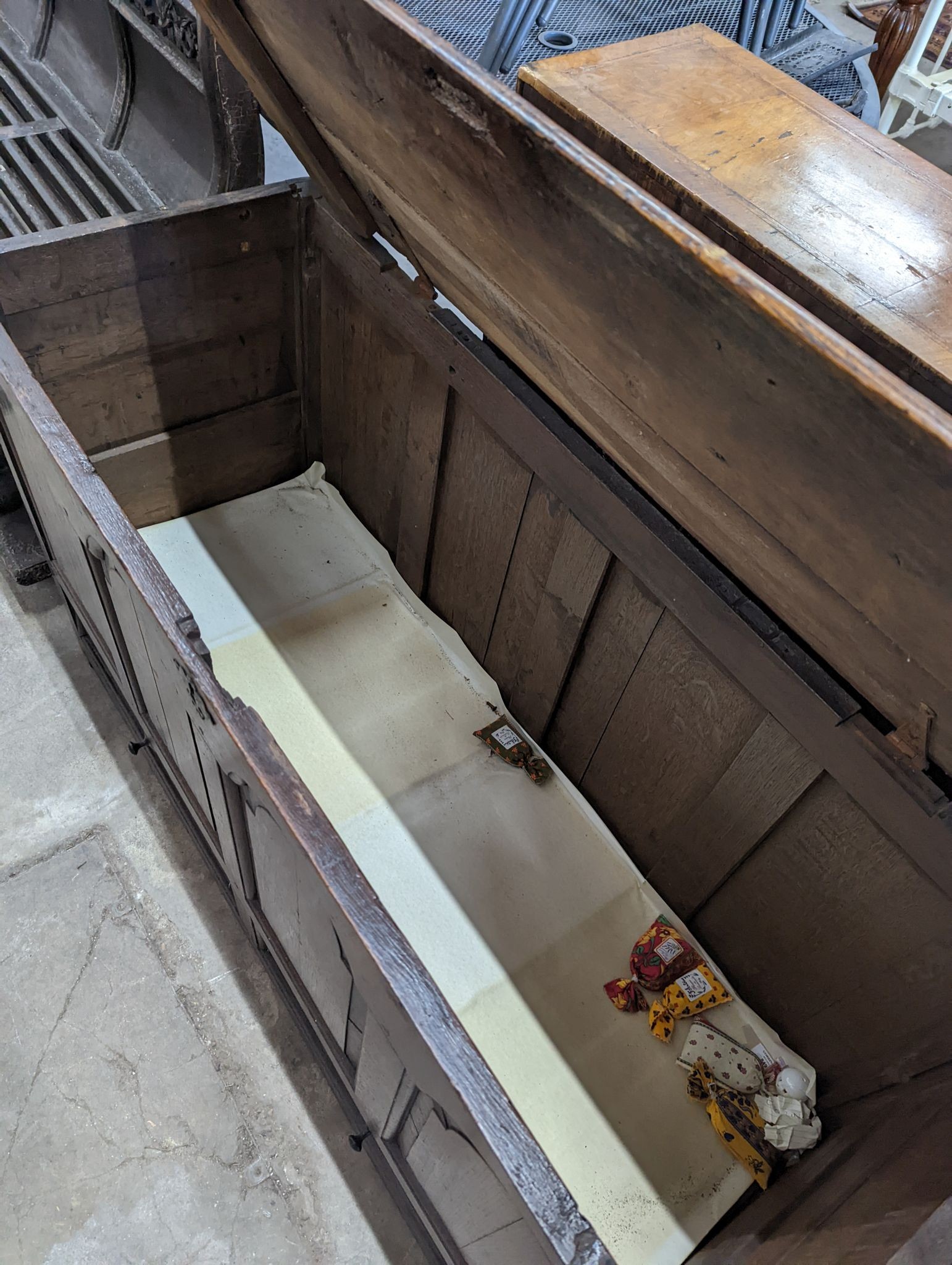 An 18th century oak mule chest, width 127cm, depth 48cm, height 77cm